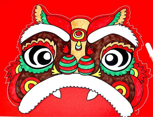 将涂好颜色的狮子头粘贴在红色卡纸上    剪下来就形成了一个衬托