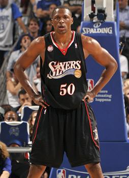 火箭找姚明替补刻不容缓 76人盖帽王入莫雷视线