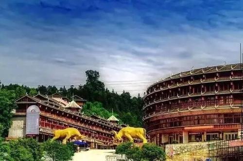 侗乡鸟巢三江鼓楼大侗寨景区主要景点包括木构建筑侗乡鸟巢,被誉为"