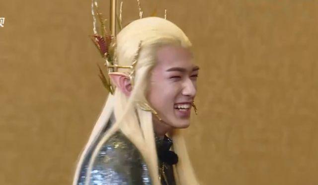 宋亚轩cos精灵王子,看他现身穿的什么鞋子?这是对导演