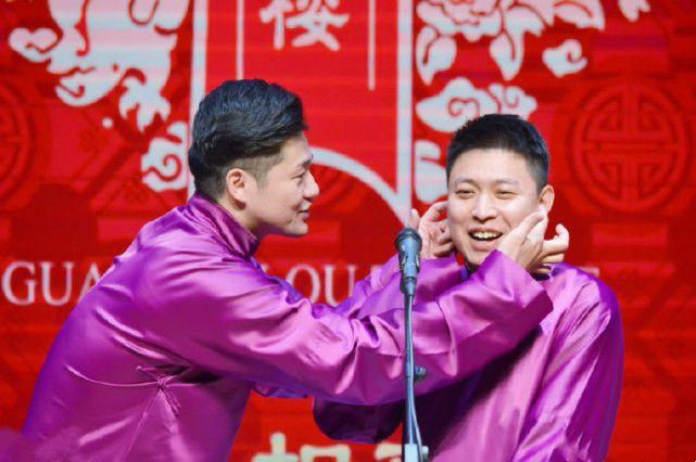 德云社李鹤东骑电车不戴头盔,遭粉丝罚款70元,真是会玩!