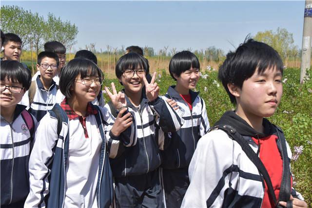河北定州新华中学初中年级组举行了"研学旅行"远足活动