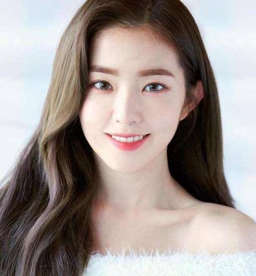 有这4个特征的女生,属于天生的"干净脸",素颜比化妆还