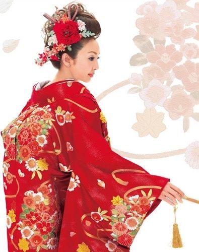 和服是日本新娘最基本的装扮之一,和服对于她们来说有着举足轻重
