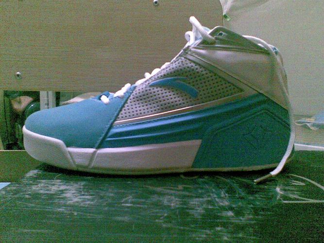 新买的斯科拉战靴!