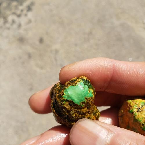 绿松石替代品仿绿松石原石毛料菜籽黄菜绿绿松石遇水