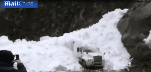 实拍卡车司机山上突遇雪崩车瞬间被雪河吞没