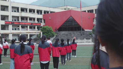 援鄂英雄佘沙到七一映秀中学开展感恩宣讲