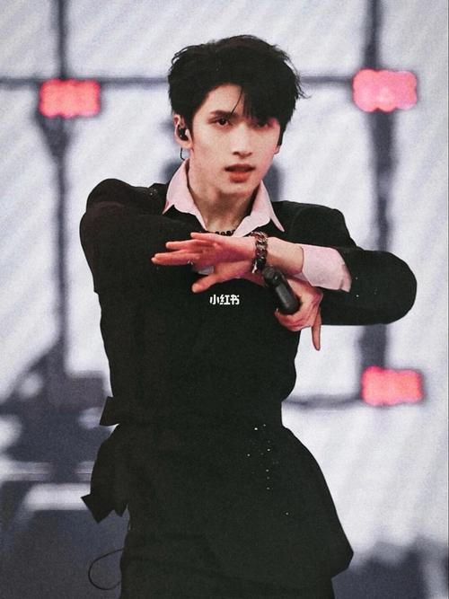 严浩翔舞台照_严浩翔_娱乐_明星娱乐资讯