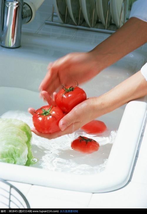 washing the tomatoes 正在洗番茄