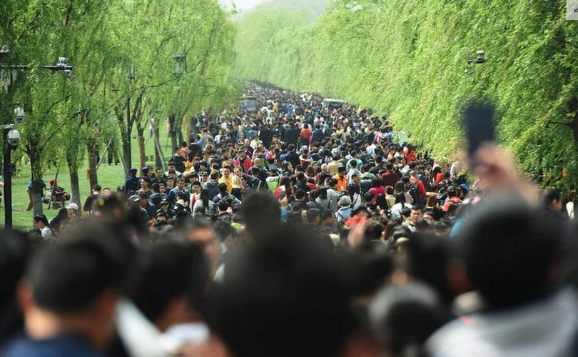 清明小长假旅游高峰 西湖断桥人潮汹涌
