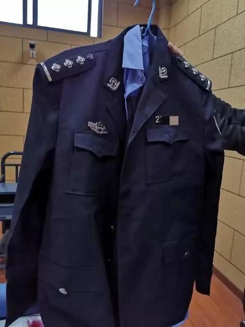 泰州这名男子冒充警察骗财骗色!家里放着奖杯逢人就谈