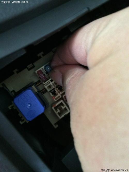 【使用车载充电器熔断保险丝】逍客点烟器保险丝自助更换图解