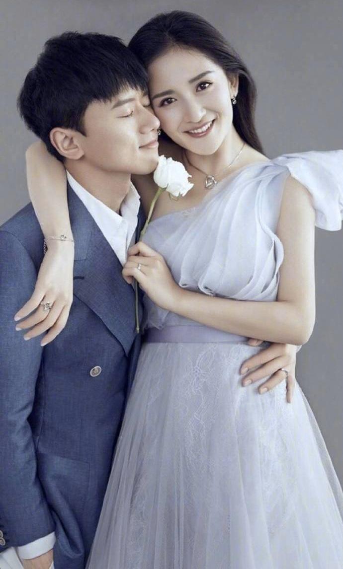 原创张杰晒照片为谢娜庆祝40岁生日双胞胎穿同款连衣裙像娃娃