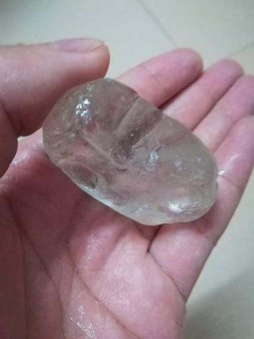 请问白色透明石头,打湿水像玻璃一样