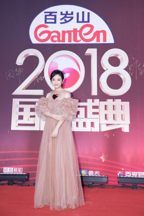 金雯昕2018国剧盛典红毯首秀 清新灵动笑容甜girl