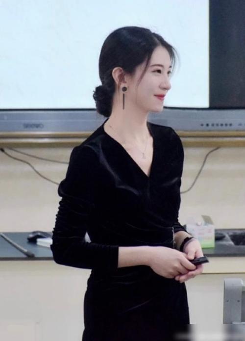 气质优雅的美女教师爆红,网友却说:"长得美当不好老师