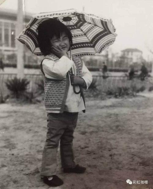 注意相片的边角,满满的年代感迎面而来.