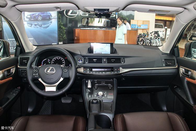 不过新款ct200h保持着雷克萨斯一贯的优良做工,所以内饰品质方面依旧