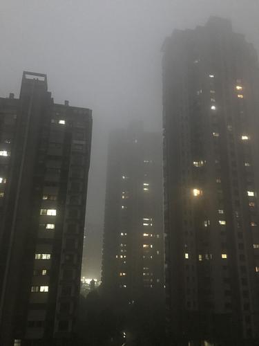 18.12.3 雨 晚上雾特别重,深夜从窗看出去,特别末日.