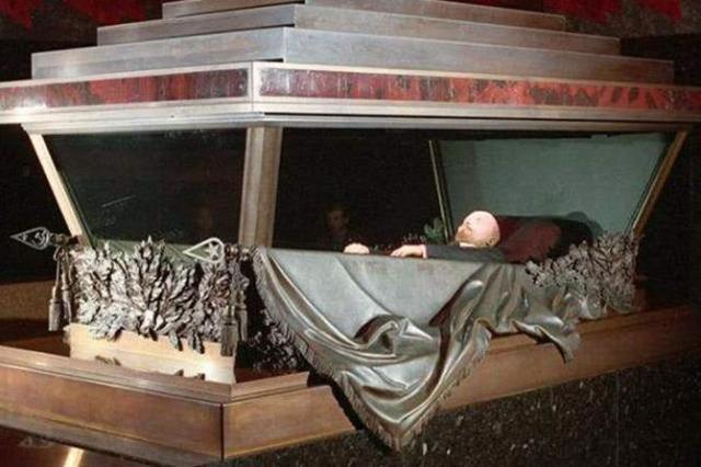 蒋介石至今没有下葬不用水晶棺他的遗体如何保护不腐烂