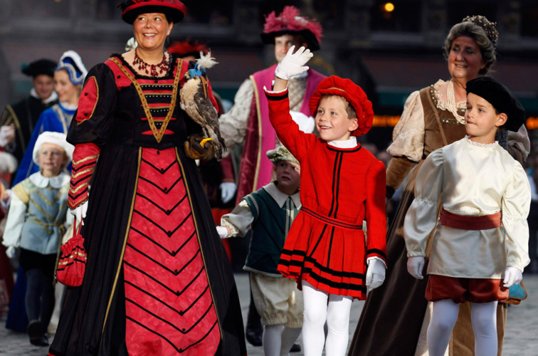 传统服饰界限已经不清晰,混杂欧洲各民族各国中世纪服饰风格.