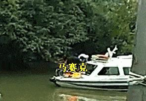 "社死"现场!男子下河摸鱼,不愿上岸赖在水里两小时