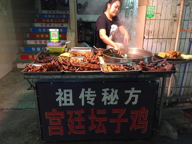 大学生毕业街边卖"宫廷坛子鸡",创业的初衷让人敬佩,女承父业