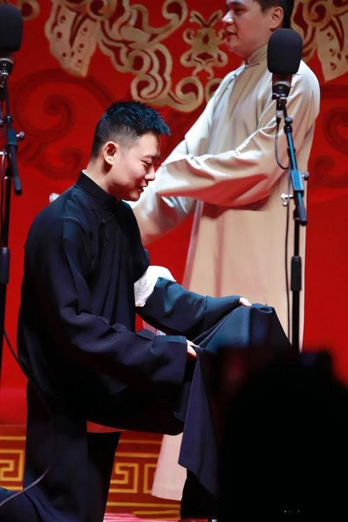 栾云平晒合影全员打上马赛克,"高情商"指点众师弟:人人平等