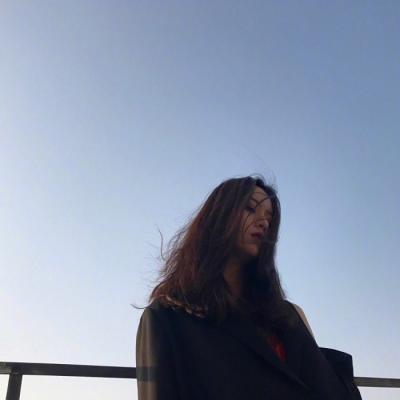 不看镜头的女生头像干净自然 有人追你千辛万苦却得不
