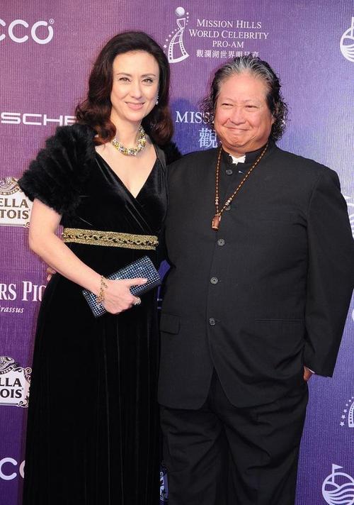 洪金宝老婆剪短发有点显老但混血气质丝毫没变穿衣显得好富贵