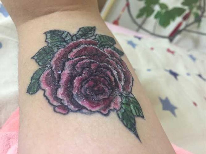 我纹身恢复的时候得痛了一个星期多也没涂凡士林,结痂的时候纹身的痂