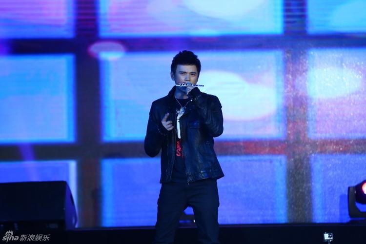 组图:2013微博之夜 好声音李琦毕夏张恒远献唱_高清