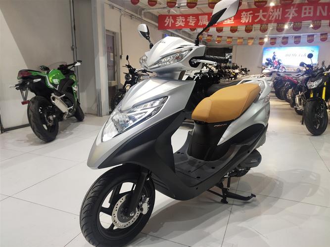 新大洲本田sdh125t35踏板摩托车国四电喷省油皮实耐用整车可上牌