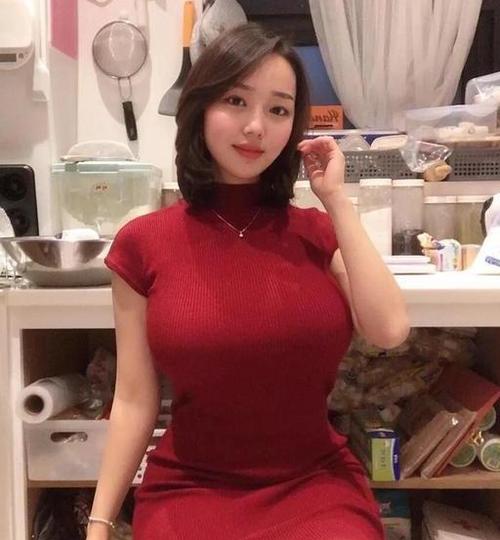 体重130斤美女,身材丰满而不臃肿,前凸后翘尽显微胖女孩魅力