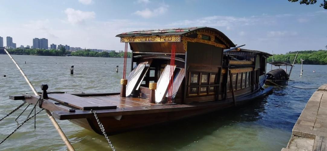 停靠在嘉兴南湖畔的"红船"