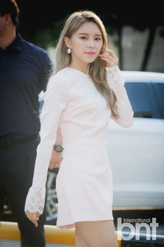 韩国女团clc粉裙靓丽 青春气息十足