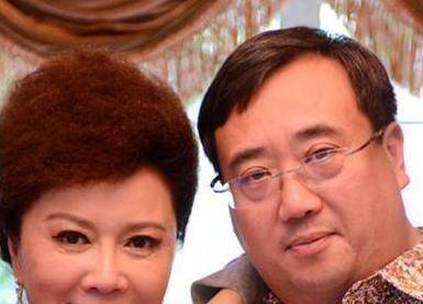 57岁蔡明背后的男人曝光隐藏33年原来儿子也是才子