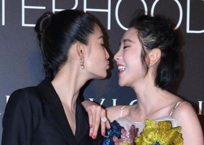 都在说李沁不该挽着张若昀的手有谁注意唐艺昕的反应