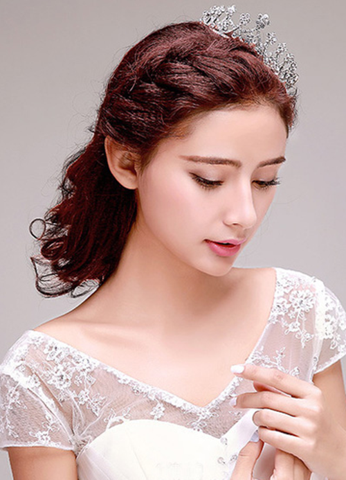 新娘披肩发型也是非常简约流行的,大脸圆脸女孩,梳着偏分长卷发,不