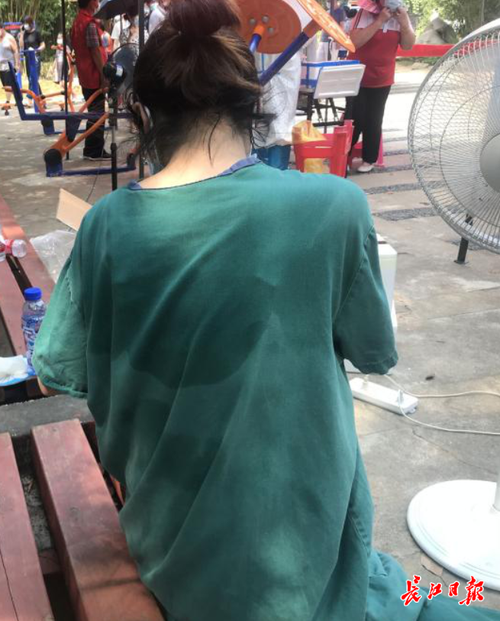 衣服汗湿了她们也顾不上休息我们要用最快的速度完成核酸检测任务