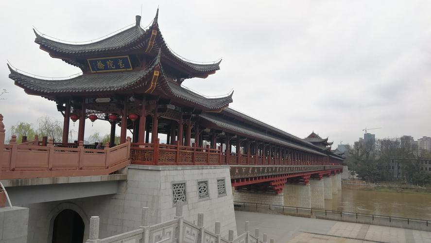 其中主桥长194米,东西两侧引桥32米,为钢混木结构仿古建筑廊桥