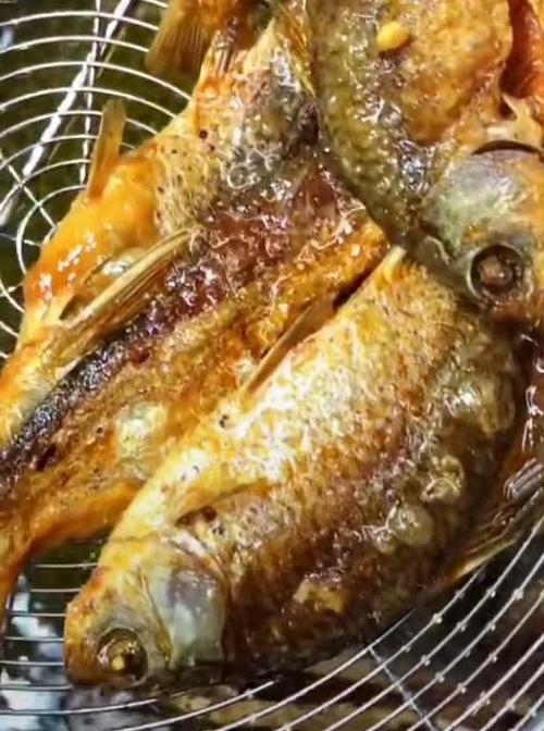 在家做又酥又脆的,油炸小鲫鱼,营养又美味