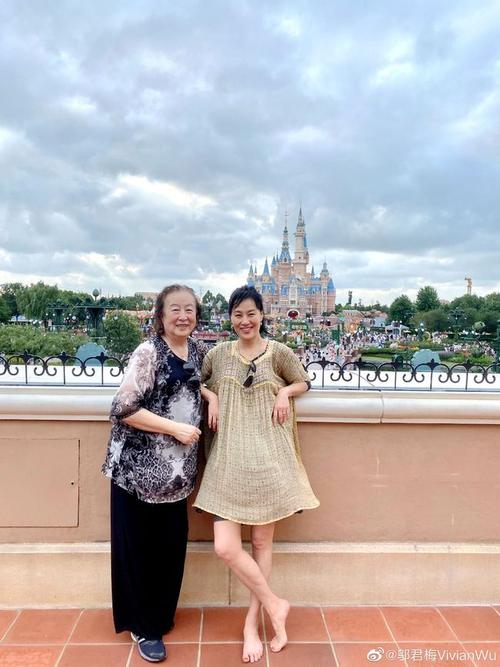 曾是达式常首任银幕女友,80岁艺术家朱曼芳和女儿邬君梅合照曝光