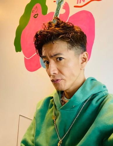 48岁木村拓哉获封视帝,最新街头写真曝光,皮衣痞帅眼神犀利