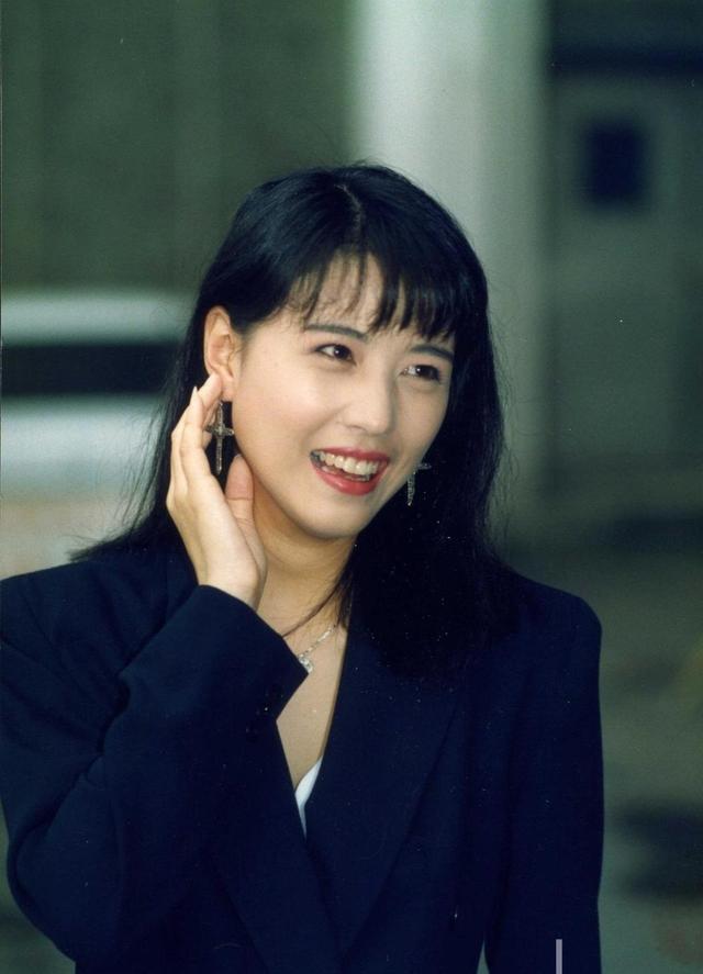 53岁周海媚终于整牙了,开怀大笑分享生活细节,真是个生活小能手