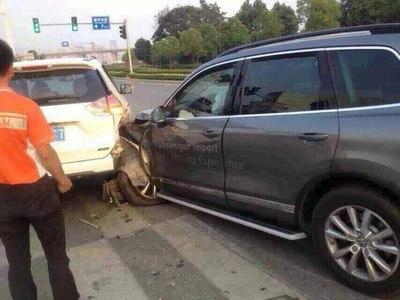 奇骏被某神车追尾有图