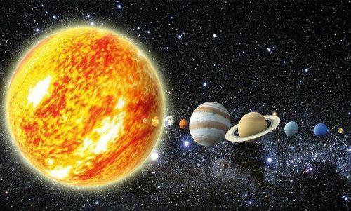 我们的地球呢,月亮呢,它们也绕着太阳转吗?"