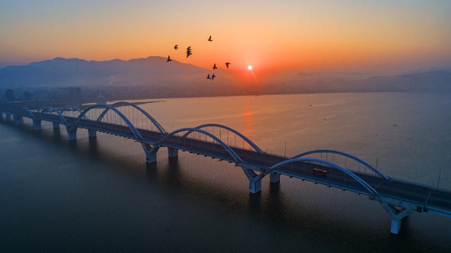 金山大桥是潮州市东西的交通要道,五拱桥设计,日出的景色非常