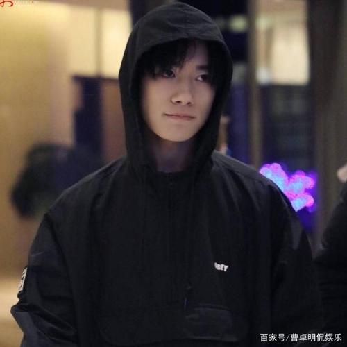 王源靠抽烟呈现硬汉质感,易烊千玺居然靠时尚感?有点